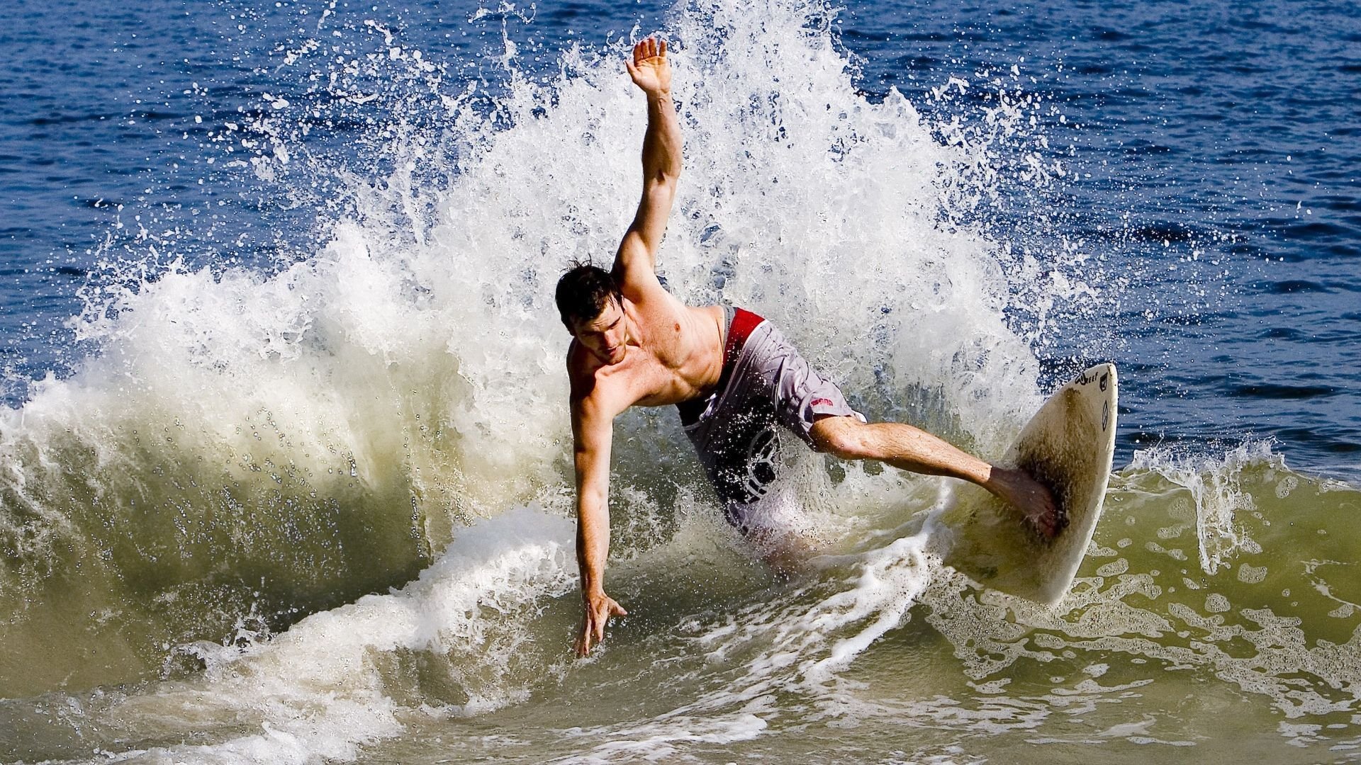 -篮球赛场焦点！西班牙队对阵德国队，压哨绝杀，引爆全场观众欢呼